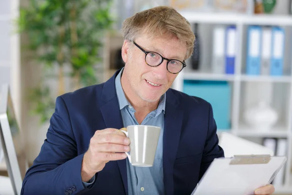 Ältere Mann Genießen Einen Kaffee Seinem Büro — Stockfoto