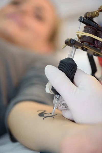 Жінка Має Татуювання Руці — стокове фото