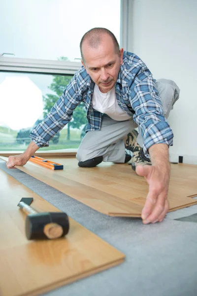 Heimwerker Verlegen Holzboden Hause — Stockfoto