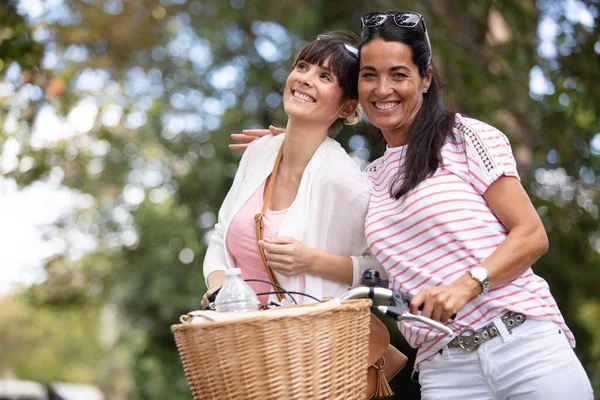 Two Female Friends Riding Bicycles — Stock Photo, Image