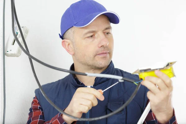 Electricista Masculino Trabajo Tendiendo Cable Cableado —  Fotos de Stock
