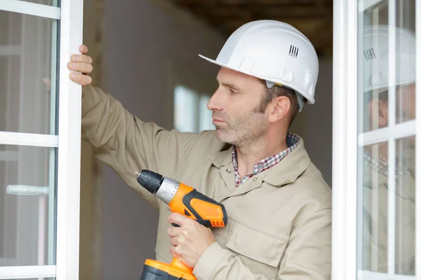 Man Builder Installera Fönster Nyanser — Stockfoto