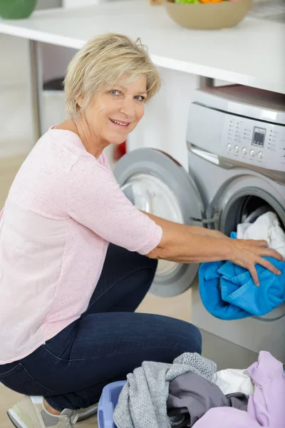 Mulher Tomando Toalhas Limpas Máquina Lavar Roupa — Fotografia de Stock