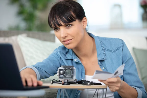 Frau Folgt Anweisungen Auf Laptop Action Kamera Montieren — Stockfoto
