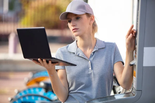 Mulher Moto Mecânico Está Trabalhando Com Laptop Livre — Fotografia de Stock