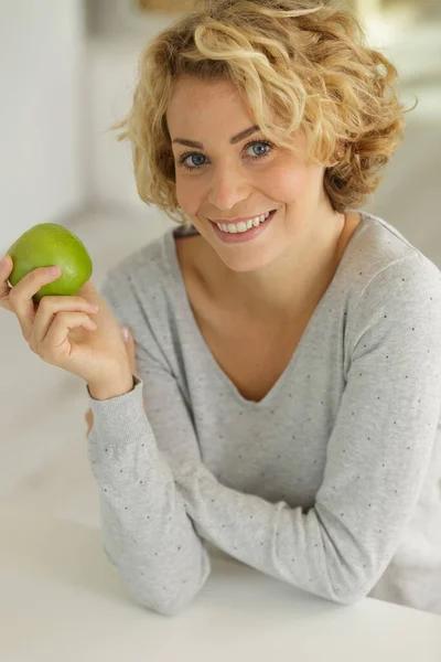 Kost Näring Äpple Kvinna Med Äpple Kvinna Grå Bakgrund — Stockfoto