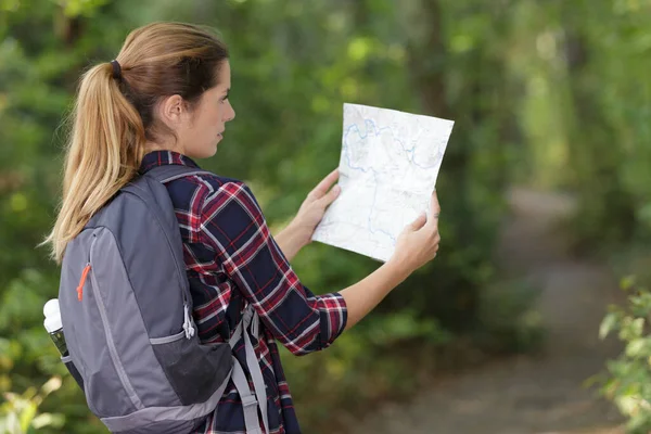 Excursionista Femenino Con Mapa — Foto de Stock