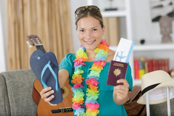 Dame Met Teenslippers Paspoort Klaar Voor Haar Vlucht — Stockfoto