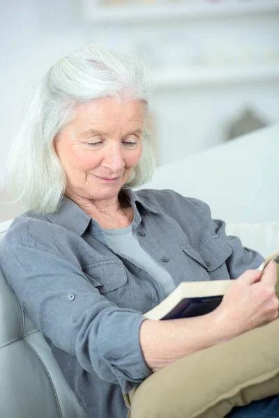 Starší Žena Čte Knihu — Stock fotografie