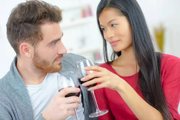 Casal Está Bebendo Vinho — Fotografia de Stock
