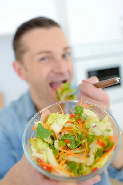 ヘルシーなサラダを食べる中年の男性 — ストック写真