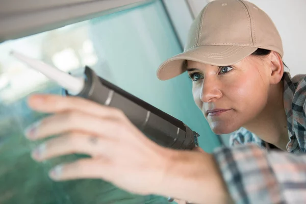 Femme Utilisant Pistolet Silicone Pour Réparer Une Fenêtre — Photo