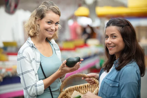 Mujeres Sosteniendo Una Cesta Con Verduras Orgánicas Saludables — Foto de Stock