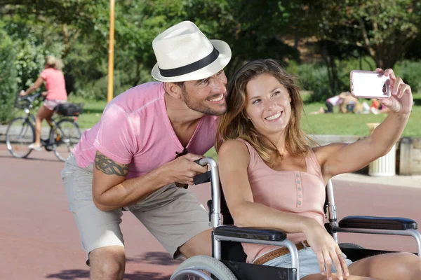 Junge Frau Rollstuhl Und Ihr Mann Machen Selfie Freien — Stockfoto