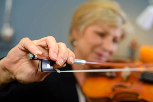 Maturo Musicista Femminile Suonare Violino — Foto Stock