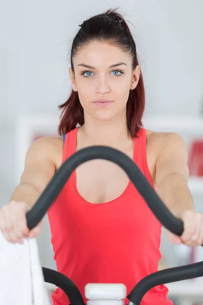 Portrait Woman Exercising Step Machine — Stock Photo, Image