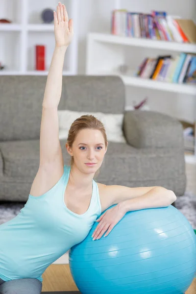 Femme Faisant Exercice Avec Une Balle Aérobie — Photo