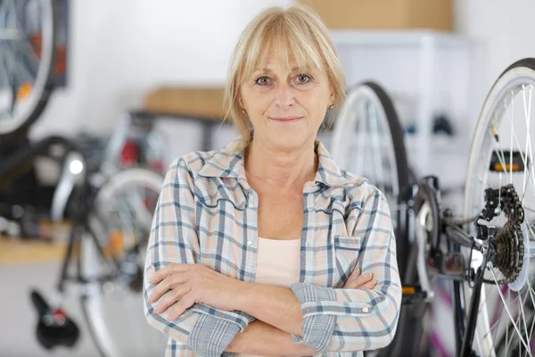 女性の自転車整備士の肖像画 — ストック写真