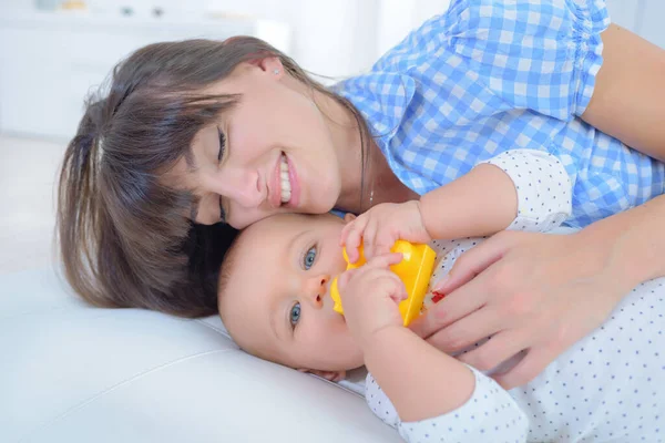 Genç Anne Yatağında Bebeğinin Yanında Yatıyor — Stok fotoğraf
