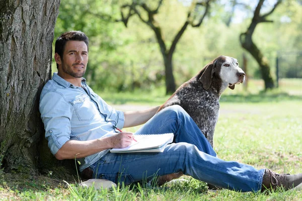 公園にいる男と犬 — ストック写真