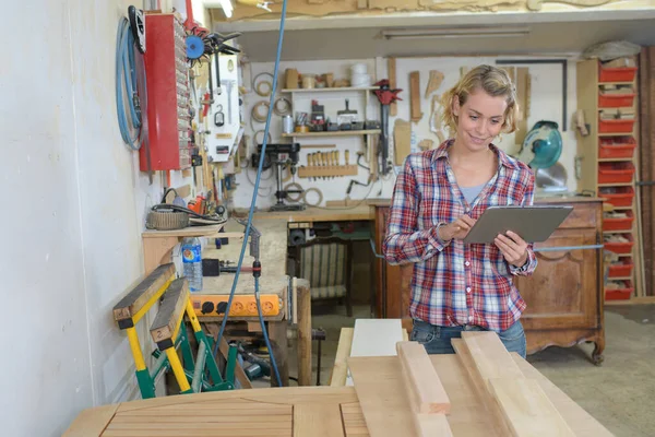 自信的女人在自己的木材店里做木匠 — 图库照片