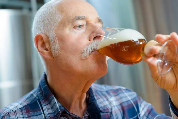 Seniorský Pivovar Ochutnávající Pivo Sklenici — Stock fotografie