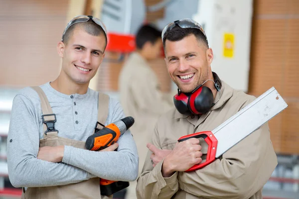 Dois Carpinteiros Masculinos Estão Posando — Fotografia de Stock