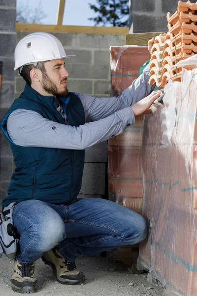 Bauarbeiter Wählt Ziegel Für Dach — Stockfoto