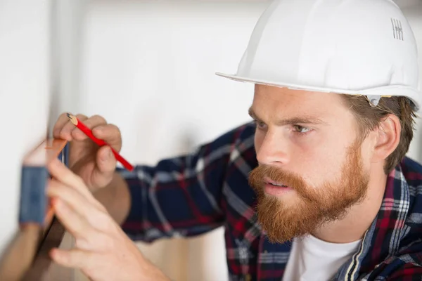 Construtor Masculino Está Segurando Nível Carpinteiro — Fotografia de Stock