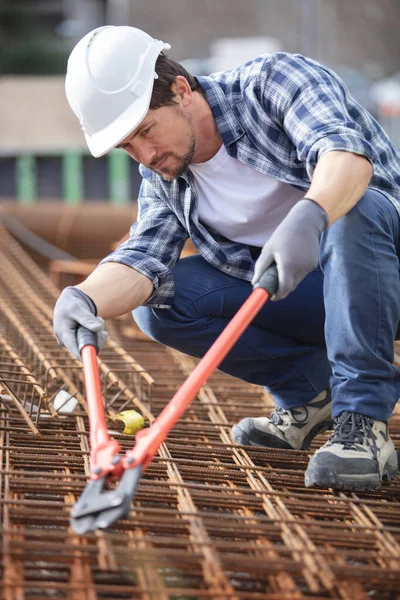 Trabajador Que Utiliza Cortadoras Pernos Barras Refuerzo Metal — Foto de Stock