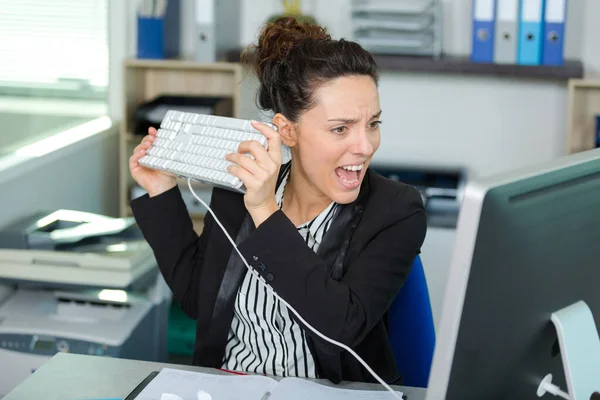 Woman Shouting Computer Poised Attack Keyboard — Stock Photo, Image