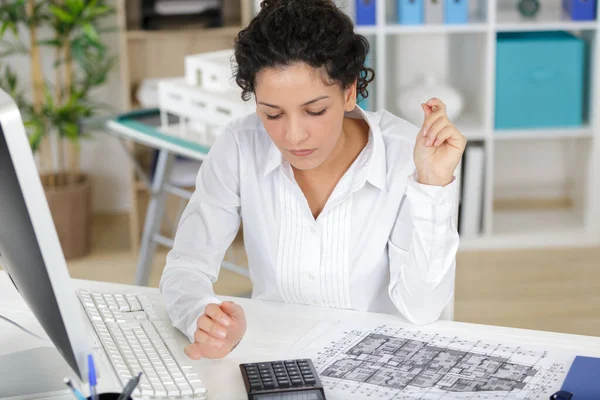 Mujer Negocios Mirando Gráfico Oficina —  Fotos de Stock