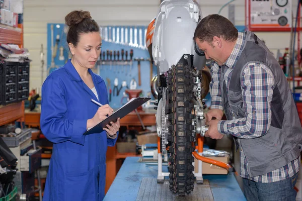 Female Mechanic Repairing Motocycle Engine — Stock Photo, Image