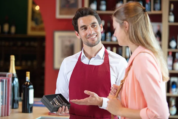 Mutlu Şarap Garsonu Kadın Müşteriyle Konuşuyor — Stok fotoğraf