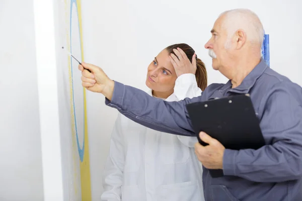 Woman Learning Paint Wall — Stock Photo, Image