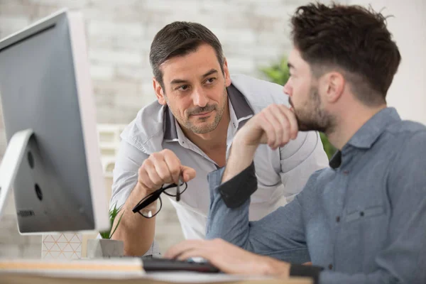 Dois Homens Negócios Que Trabalham Laptop Aprendendo Novo — Fotografia de Stock