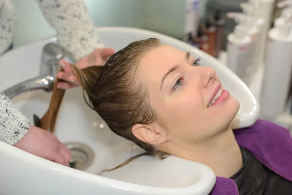 Lady Enjoying Having Hair Washed Salon — Stock Photo, Image