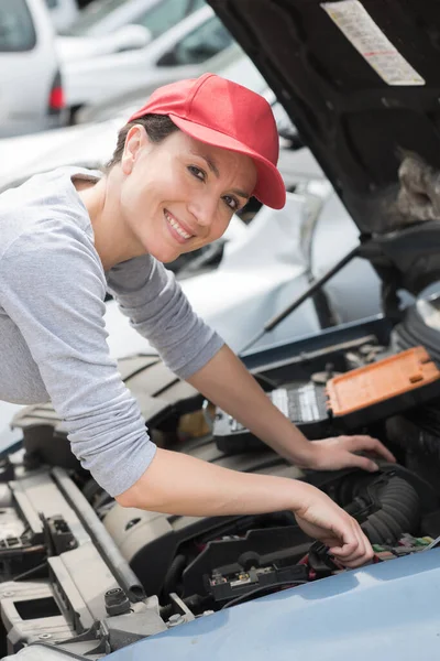 Female Mechanic Working Car Engine — Stock Photo, Image