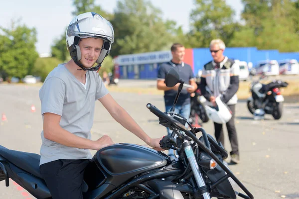 Jovem Motociclista Prepara Para Iniciar Exercício — Fotografia de Stock