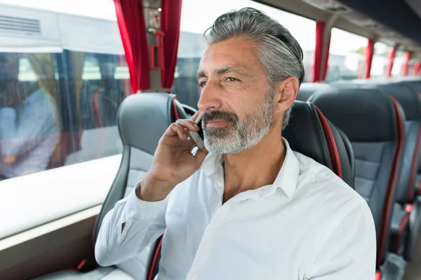 Άνθρωπος Στο Λεωφορείο Μιλάει Στο Τηλέφωνό Του — Φωτογραφία Αρχείου