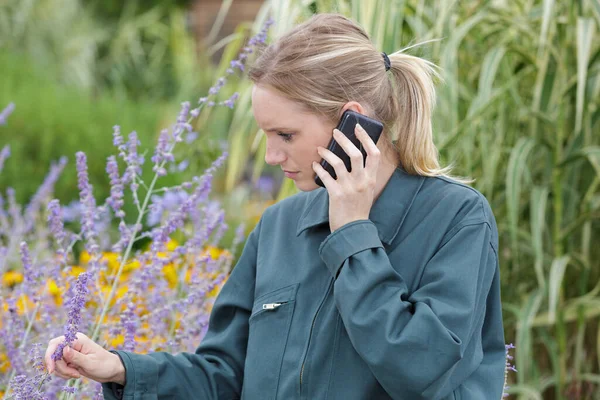 Kobieta Ogrodnik Rozmawia Przez Telefon Komórkowy — Zdjęcie stockowe