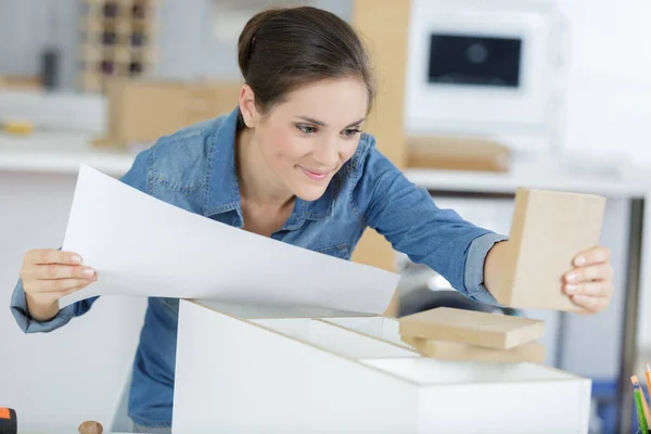 Mujer Segura Misma Siguiendo Las Instrucciones Para Montar Muebles —  Fotos de Stock