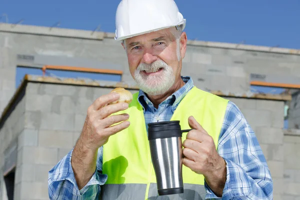 Glücklicher Senior Bauarbeiter Frühstückt Vor Ort — Stockfoto