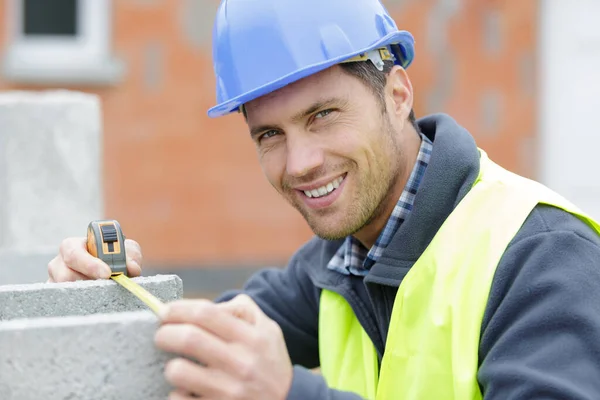 快乐的男性修理工作测量墙壁 — 图库照片