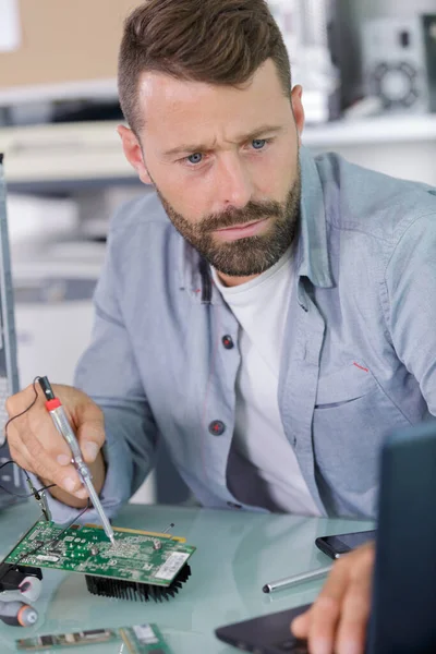 Muž Opravuje Rozbitý Počítač Šroubovákem — Stock fotografie