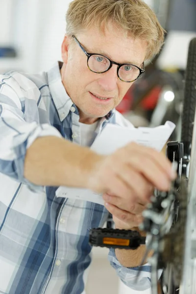 Mecânico Masculino Fazendo Seu Trabalho Profissional Oficina — Fotografia de Stock