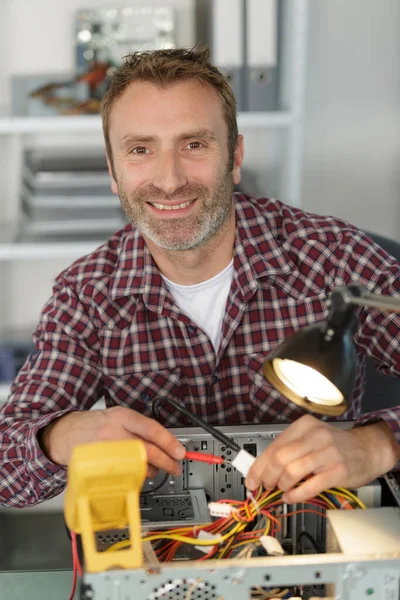 Homem Durante Eletrônica Reparo Serviço — Fotografia de Stock