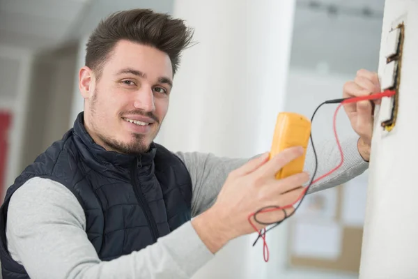 Eletricista Verificando Tensão Soquete Usando Multímetro — Fotografia de Stock