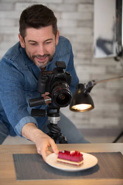 Profi Food Fotograf Fotografiert Kuchen Auf Dem Tisch — Stockfoto