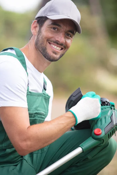プロの庭師装備を持つ幸せなプロの男性庭師 — ストック写真